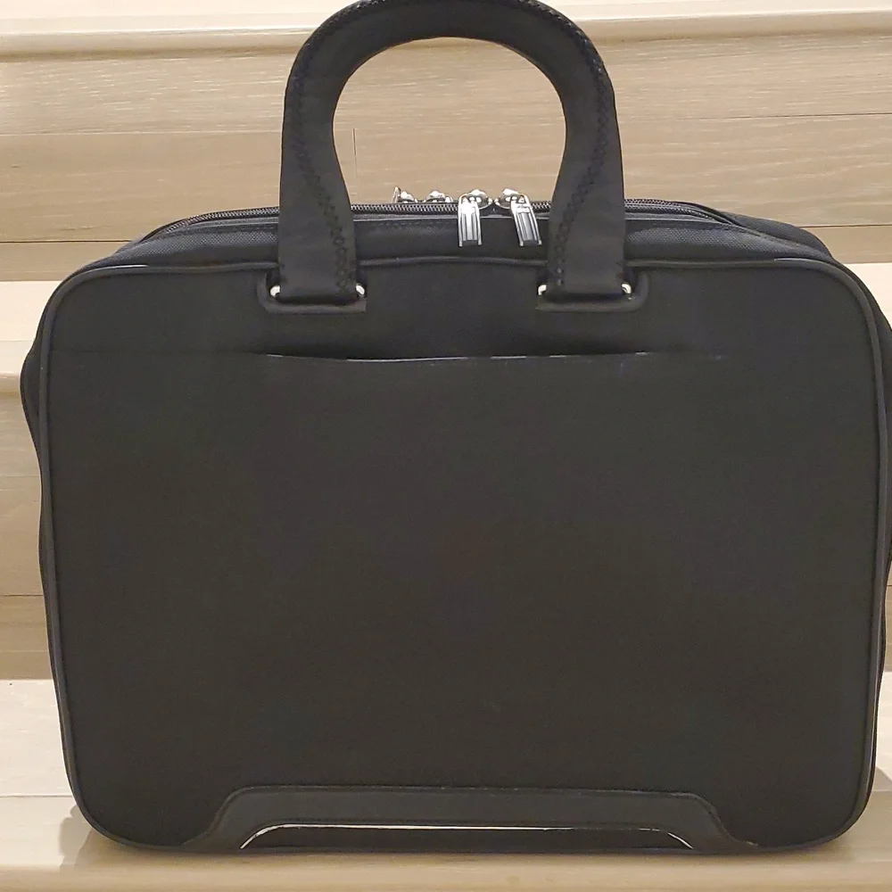 Tumi Arrivé T-Pass Kennedy Expandable Deluxe Brief Laptop Carryall Brief…